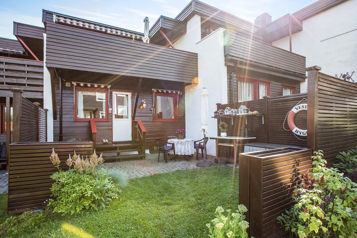 Rekkehuset Fagerlia 3 A-D ligger solrikt til med store grøntområder i fremkant. Galleribilde