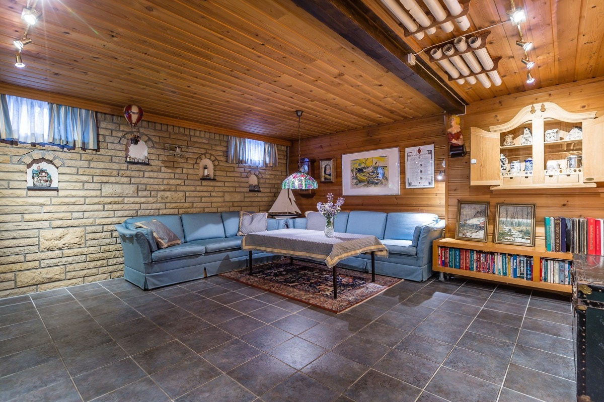 Nåværende eier har innredet kjelleren som en kjellerstue. Galleribilde