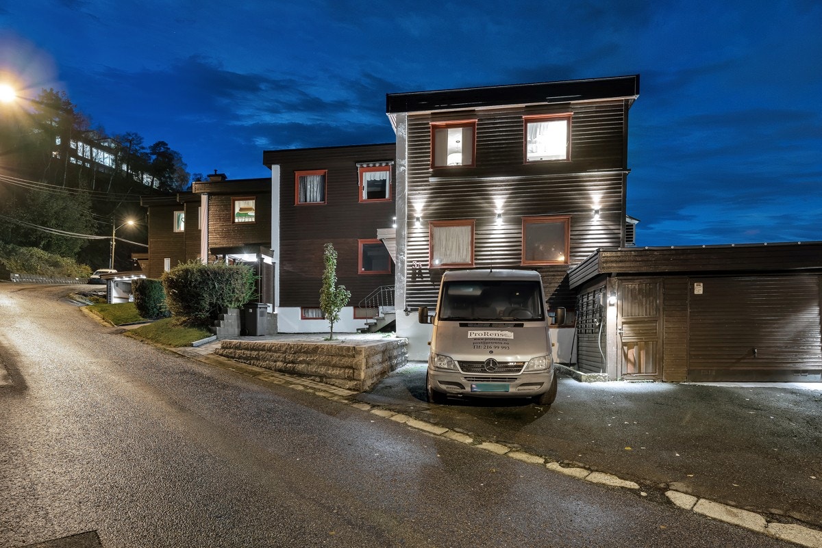 Boligen ligger langs en blindvei i rolige og familievennlige omgivelser. Galleribilde