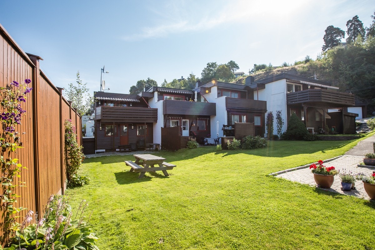 Rekkehusene er oppført med vertikal forskyvning som bidrar til mer privatliv. Galleribilde