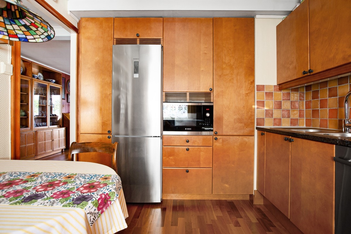 Kjøkkenet er utstyrt med integrerte hvitevarer. Galleribilde