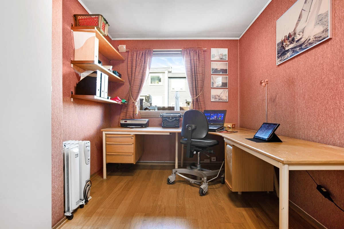 Soverom II med koselig vindu mot hagen i sydlig retning. Galleribilde