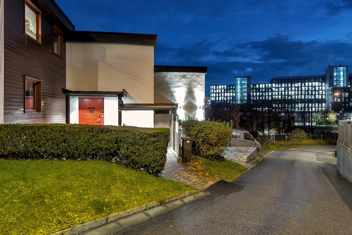 Inngangspartiet og fasaden er pent opplyst på kvelds- og nattestid. Galleribilde
