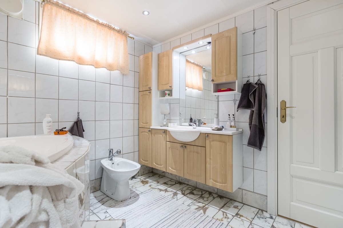 Det ble montert servantskap og høyskap på baderommet i kjeller i 2004. Galleribilde