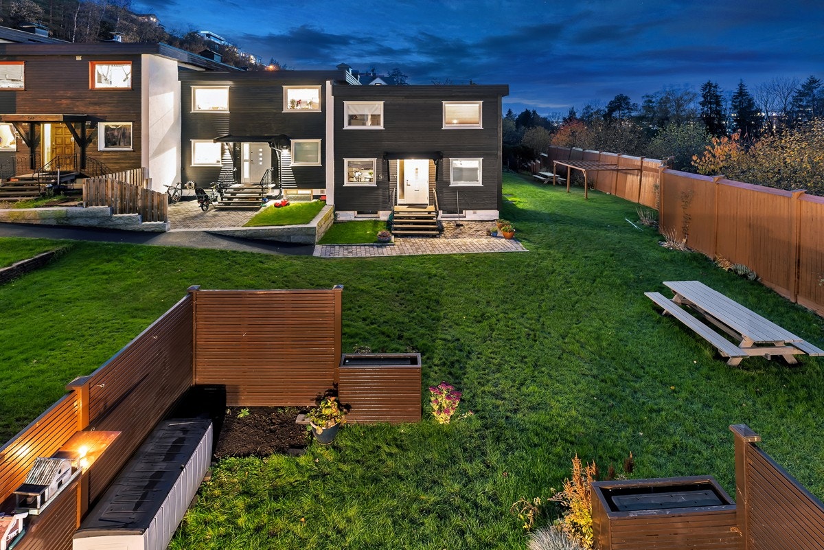 Det er fine, felles grøntarealer og god avstand mellom husrekkene. Galleribilde