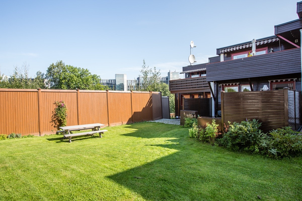 I hagen kan barna løpe barbeint på gresset hele sommeren Galleribilde