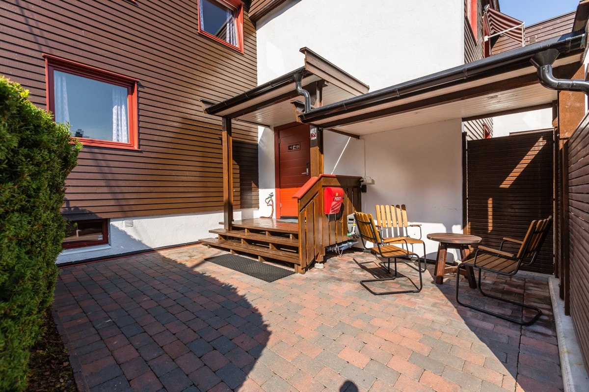 Inngangspartiet har en koselig uteplass hvor morgensolen står. Galleribilde