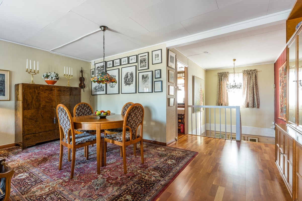 I andre etasje er det en romslig stue med god plass til spisegruppe. Galleribilde