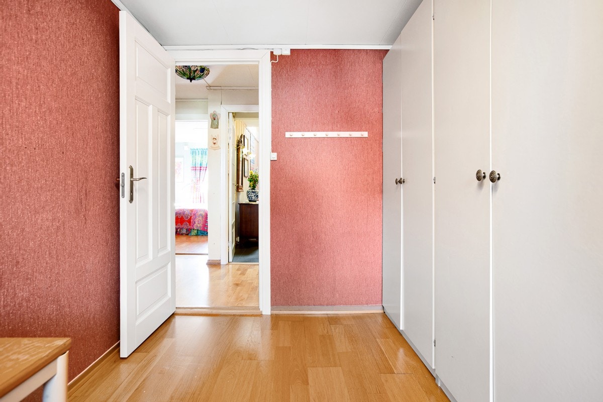 Soverom II har stort gardeobeskap med plass til mye oppbevaring. Galleribilde