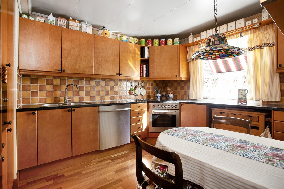 Romslig kjøkken med velutstyrt Sigdal kjøkkeninnredring fra 2004. God plass til spisebord og stoler. Galleribilde