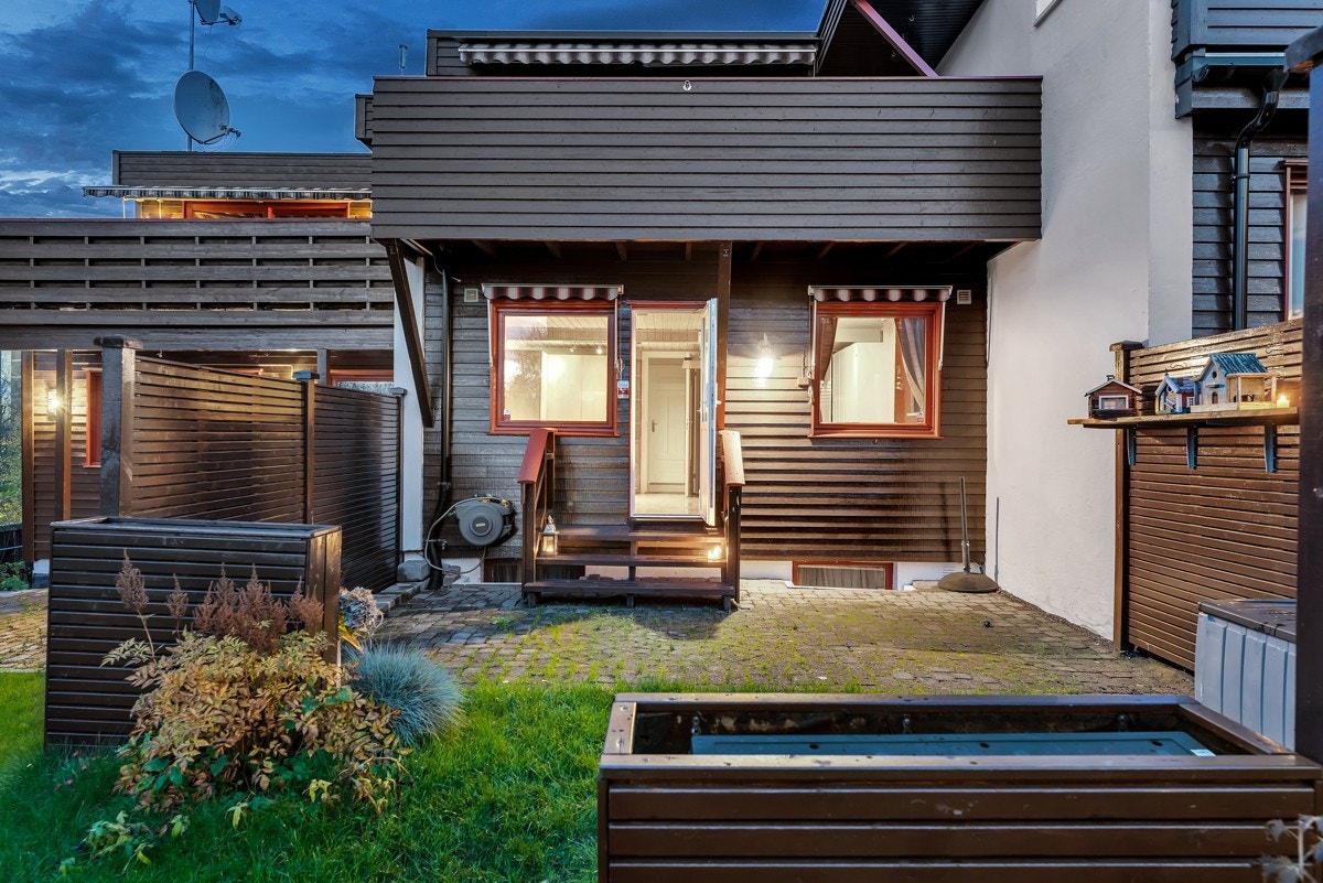 Boligen er velholdt, går over tre plan og har en god planløsning. Galleribilde