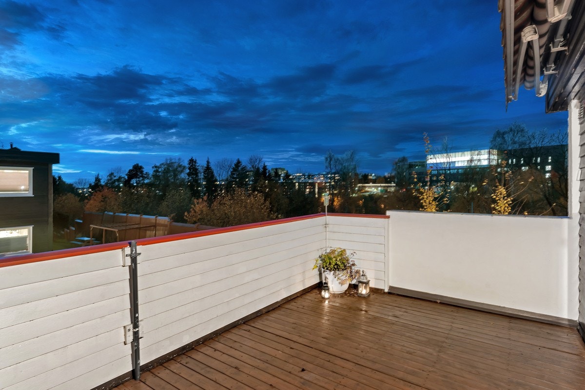 Boligen byr på flere uteplasser, flott utsyn og gode solforhold. Galleribilde