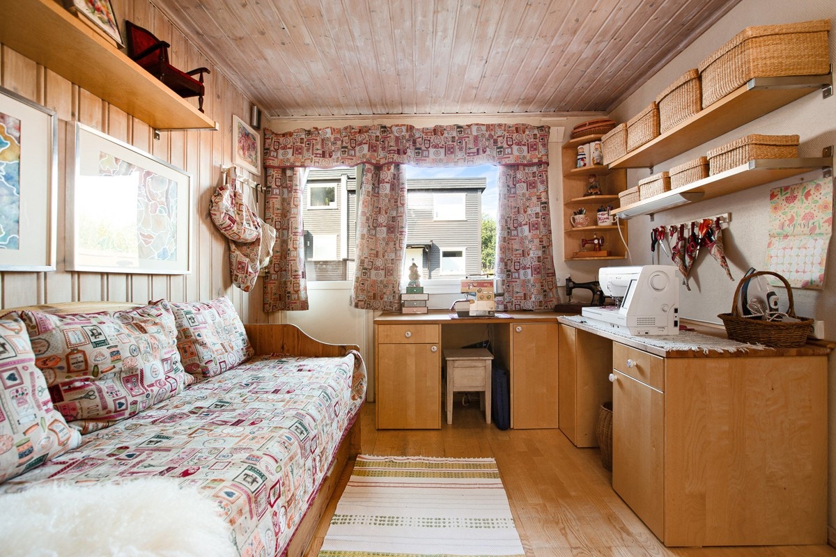 Soverom III vender mot syd og har utgang til hagen. Romslig og godt soverom med delvis panel på veggene samt 2-stavs eikeparkett. Galleribilde