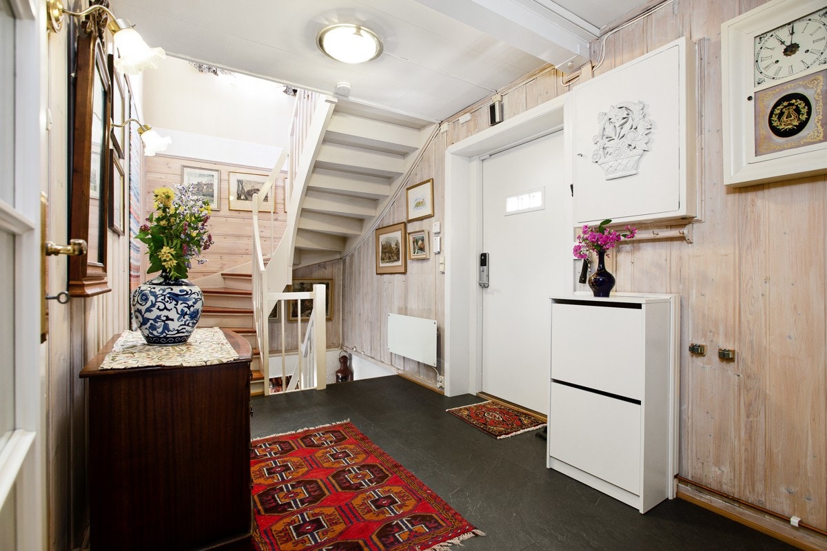 I entréen ble det lagt nytt laminat gulv i 2017. Galleribilde