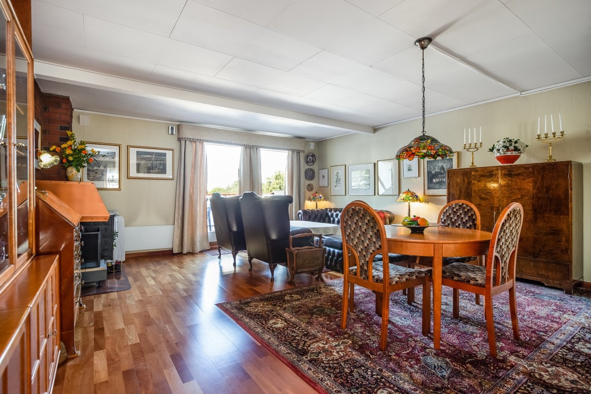 I stuen er det en åpen peis for vedfyring og utgang til terrasse. Galleribilde