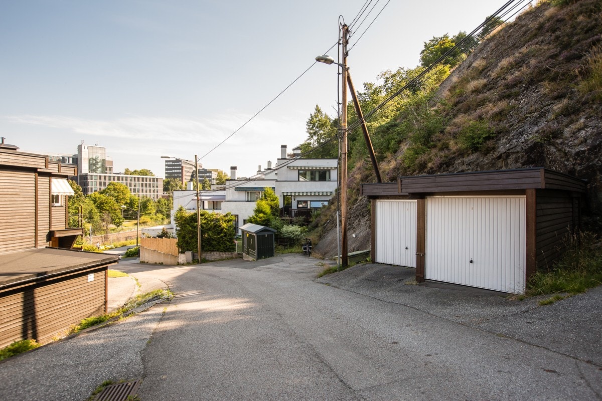 Parkering i medfølgende garasje i rekke. Galleribilde