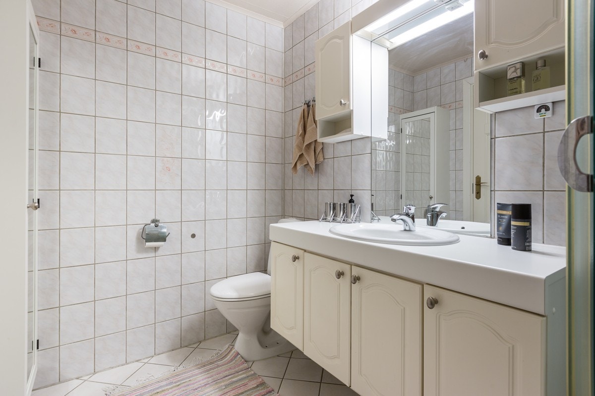 Badet i 1. etasje er flislagt med termostatstyrte varmekabler. Galleribilde