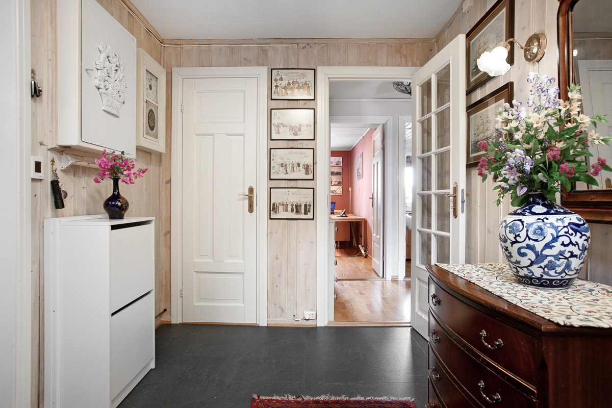 Gode oppbevaringsmuligheter i entré samt dør inn til garderobe. Galleribilde