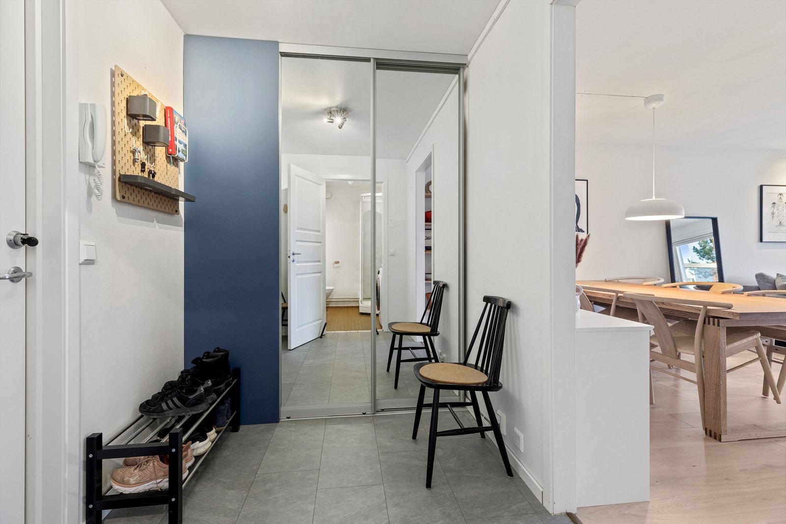 Entréen er romslig med god plass til å henge fra seg yttertøyet og sette fra seg sko. Bak skyvedørene finner du et eget garderoberom på 3 m² med plass til oppbevaring av klær eller annet du ønsker å ha lett tilgjengelig i hverdagen. Galleribilde