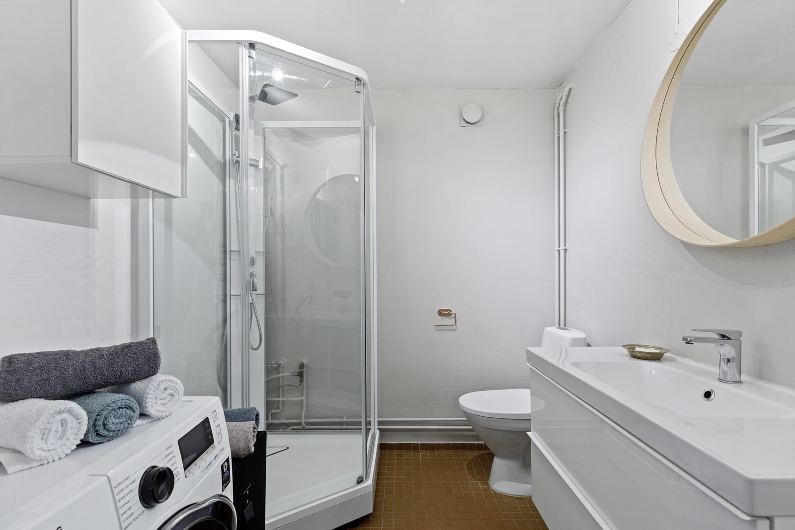 Baderommet ligger i tilknytning til entréen og er hovedsakelig fra byggeår, med nyere innredning. Galleribilde