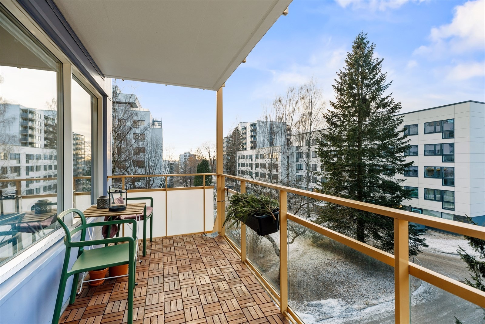 Fra stuen har du utgang til en nordvest-vendt balkong på hele 7,2m². Her er det god plass til utemøblement. Galleribilde