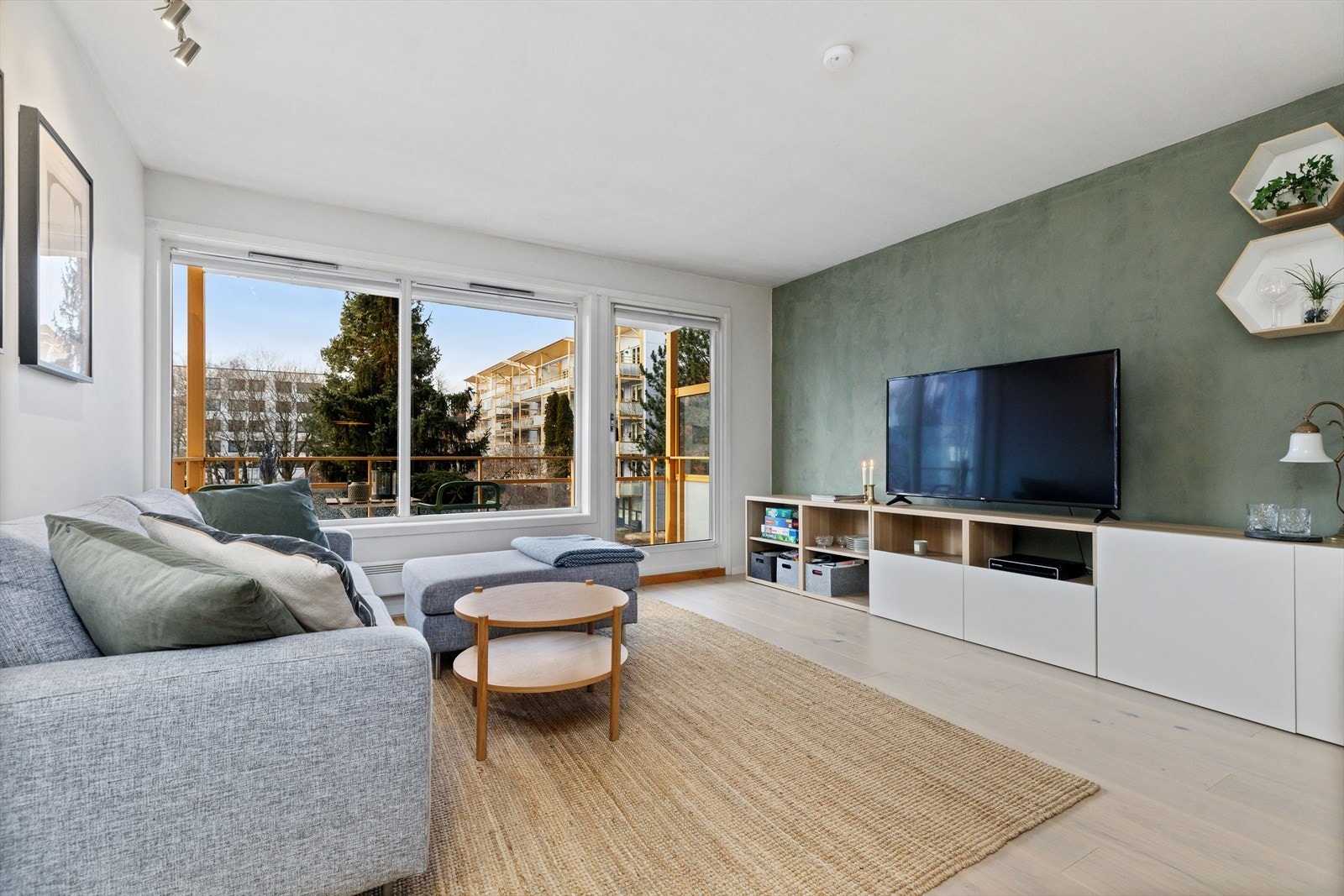 De store vindusflatene sammen med parkettgulvet er med på å gi den gode romfølelsen. Galleribilde