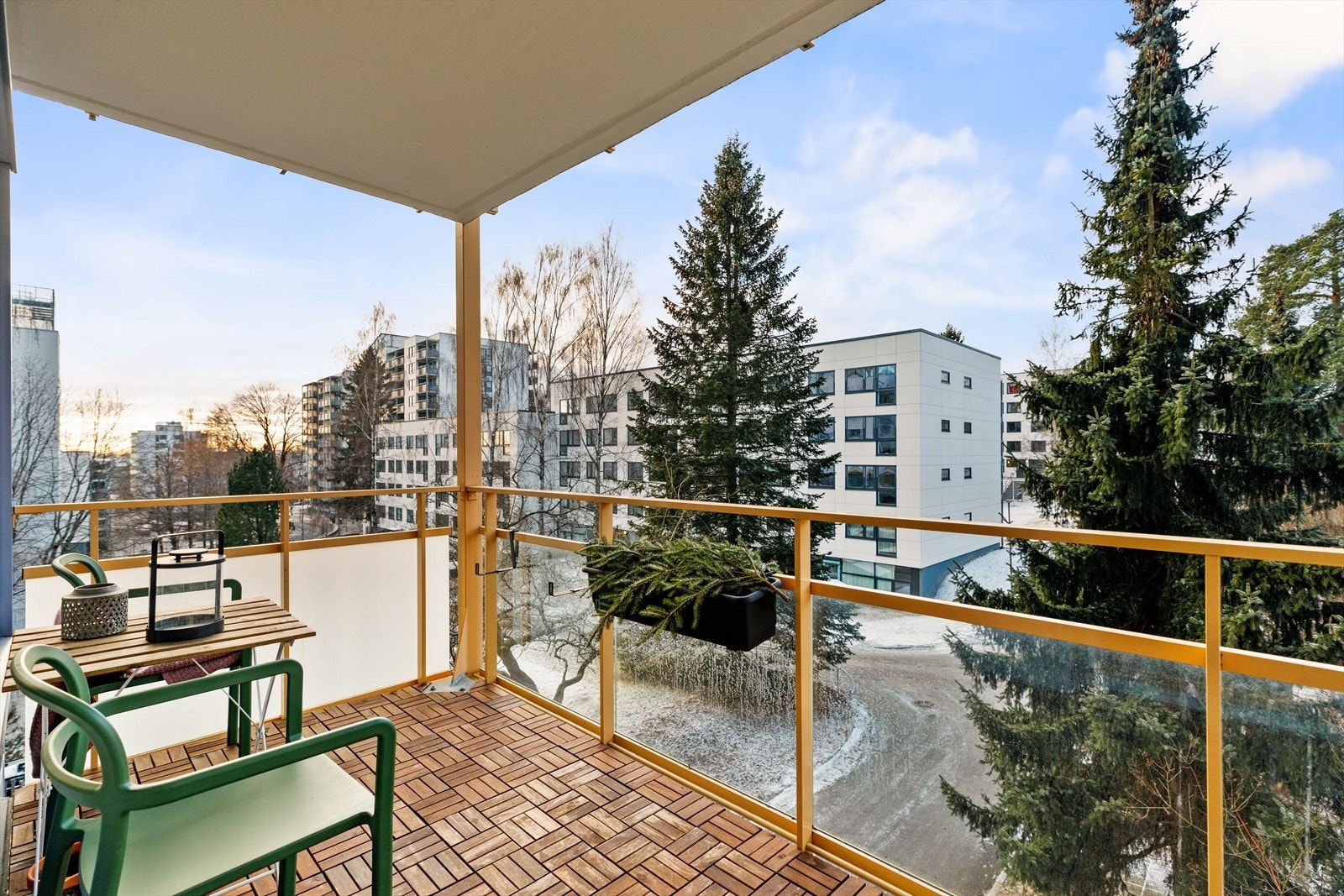 Fra balkongen er det hyggelig utsyn utover nabolaget, her kommer du til å trives! Galleribilde