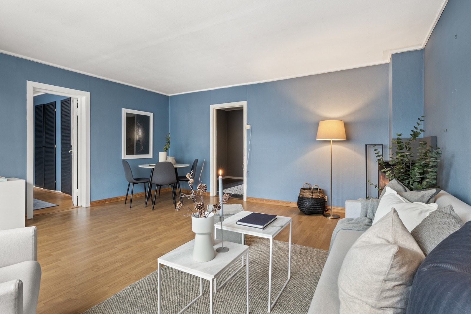 Stuen kan deles inn i soner for avslapping og spisestue Galleribilde