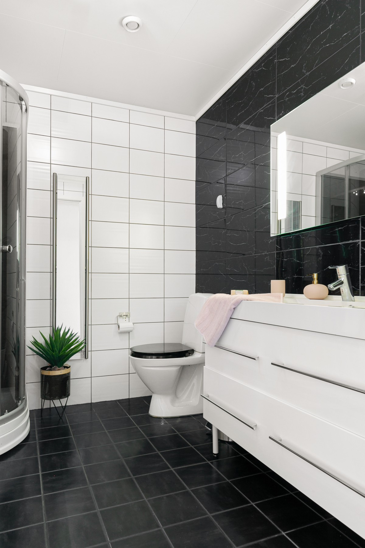Badet er flislagt med gulvvarme