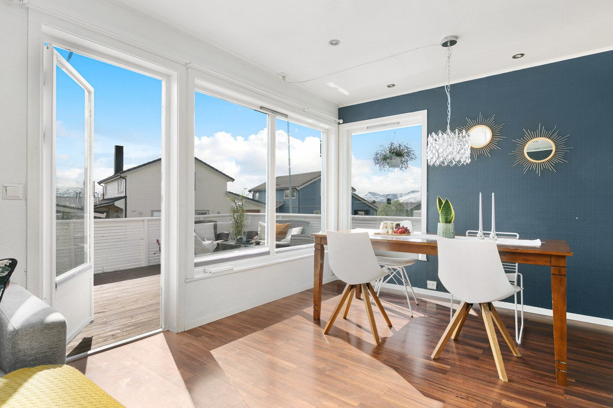 Fra stuen er det utgang til sørvendt terrasse