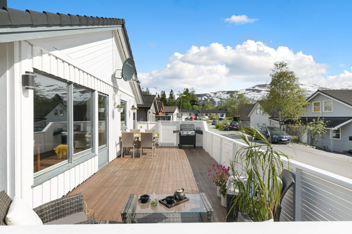 Fra stuen er det utgang til en stor terrasse med god plass til hagemøbler