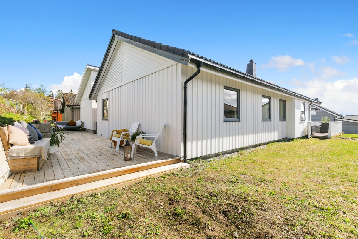 Boligen har også terrasse på bakkeplan.