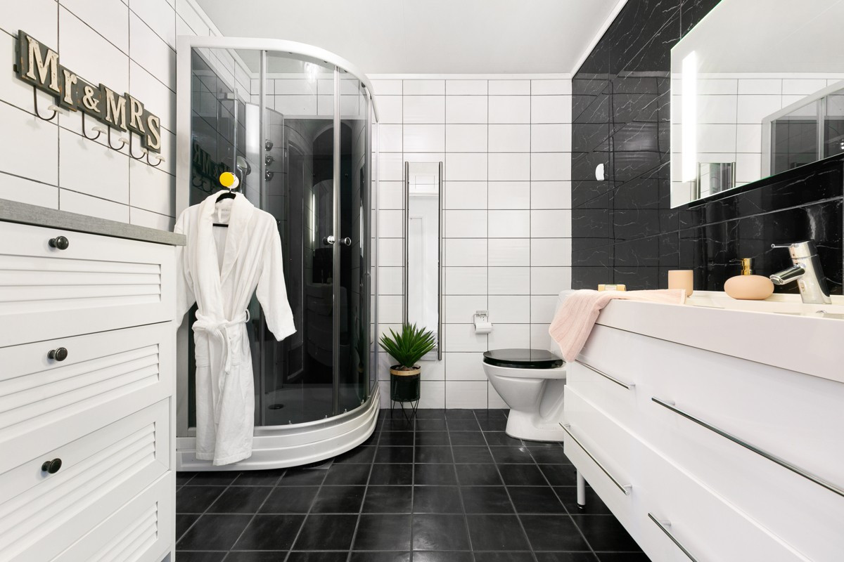 Badet er utstyrt med dusjhjørne