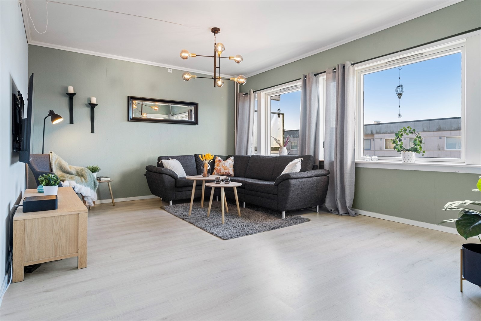 Lys og trivelig stue med god plass til sofagruppe, stuebord og tv-anlegg m.m. Galleribilde