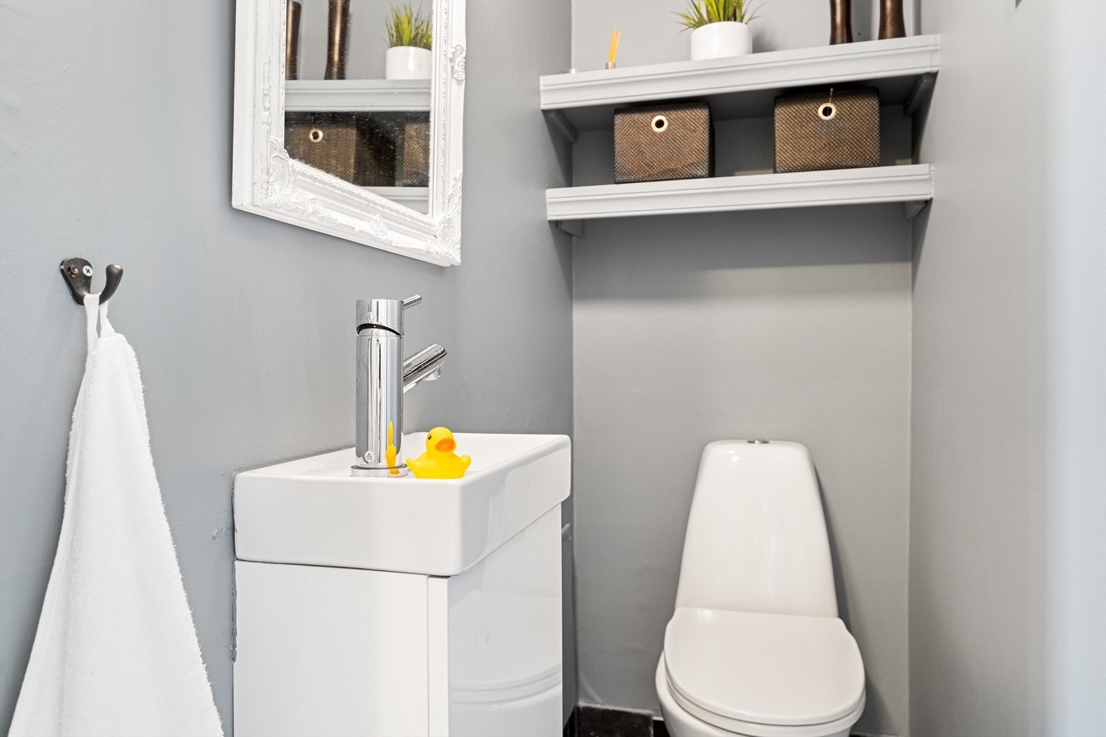 Vegg i vegg med badet er et eget toalettrom. Galleribilde