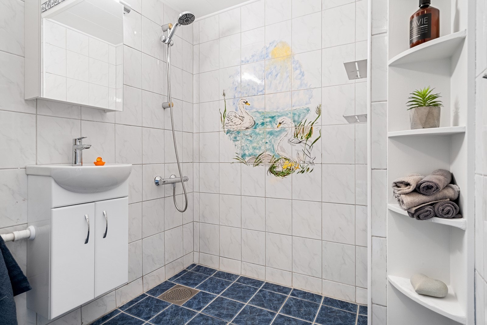 Badet er av eldre standard, men er helfliset med varme i gulv. Galleribilde