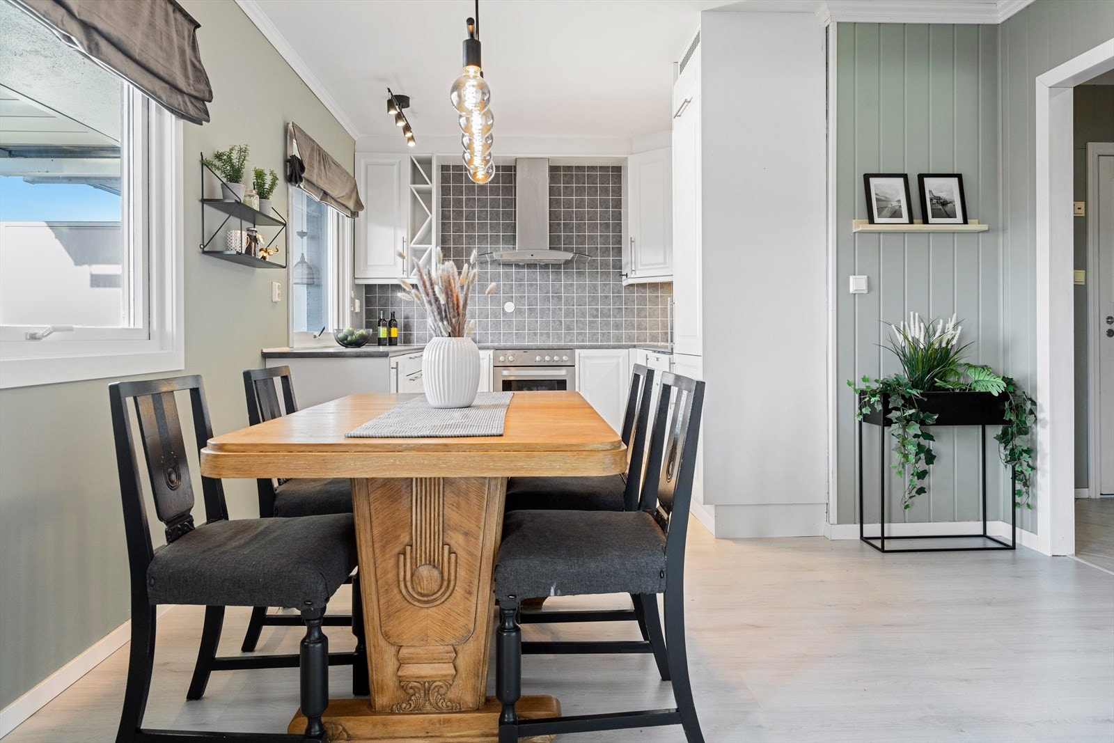 God plass til stort spisebord for å samle hele familien til både frokost og middag. Galleribilde