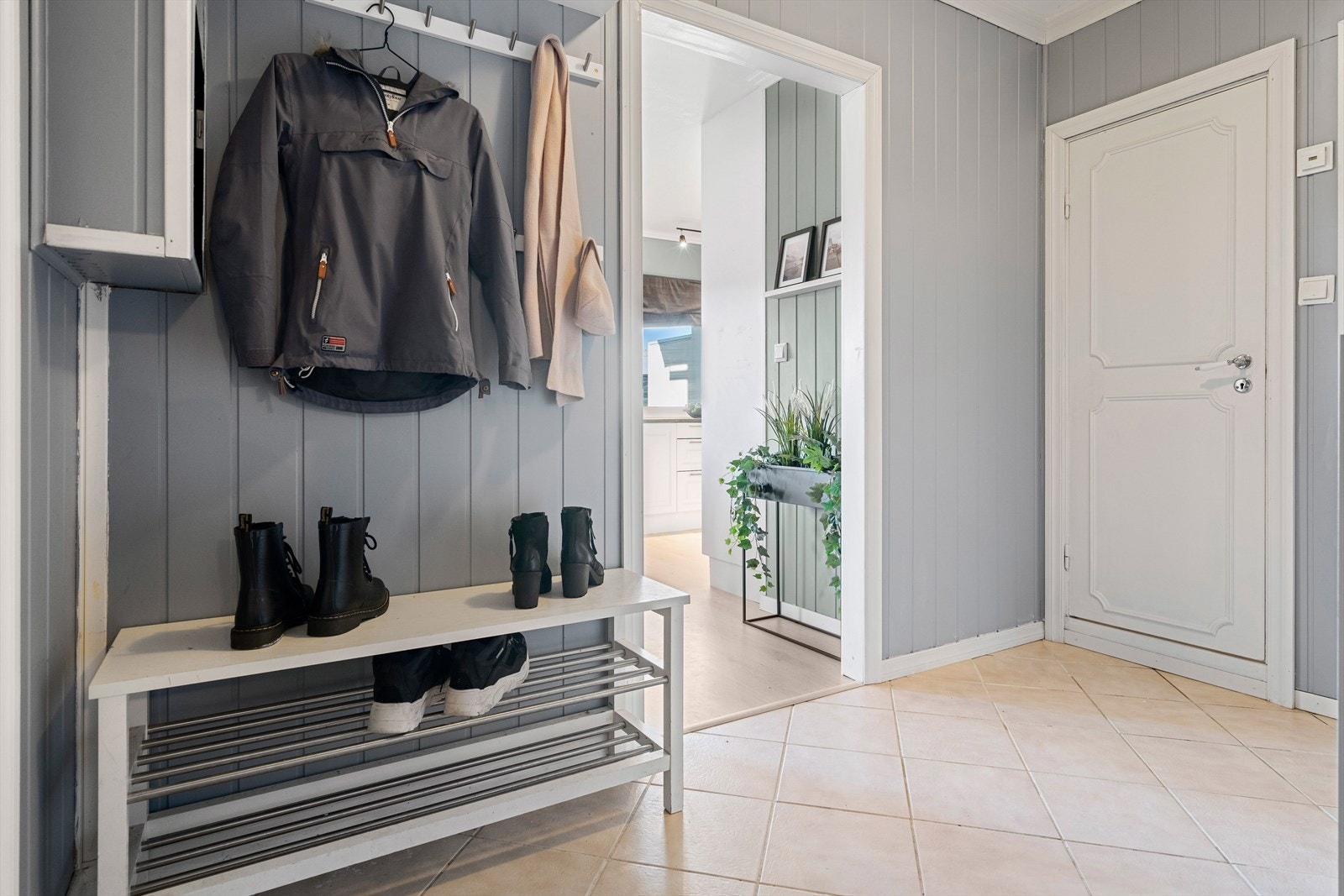 Her er det garderobe og praktisk oppheng for å oppbevare ytterklær og sko. Galleribilde