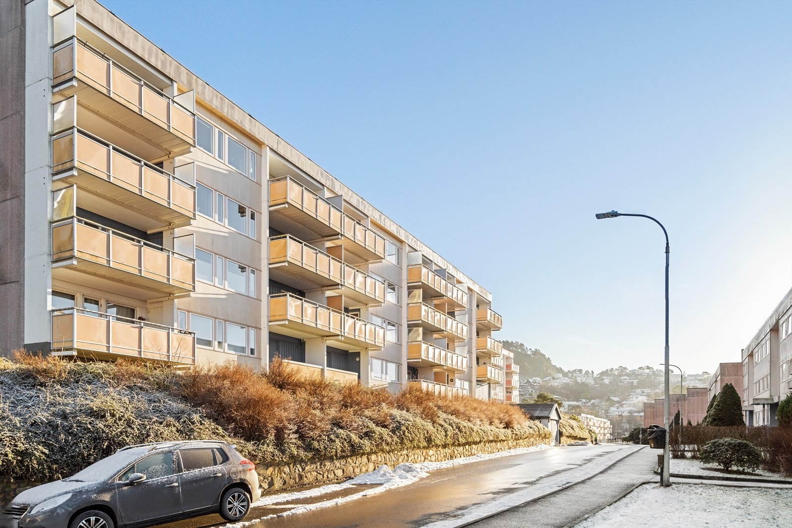 Ortustranden har en meget sentral og attraktiv beliggenhet i hjerte av Fyllingsdalen. Området er veletablert og rolig. Med velholdte utearealer og trygge gangstier, er det enkelt å trives for både store og små. Galleribilde