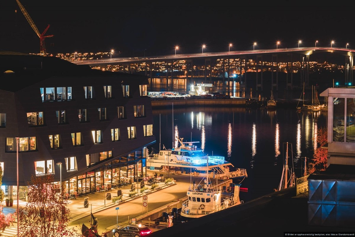Fantastisk utsikt mot stortorget, havnen og Tromsøbrua