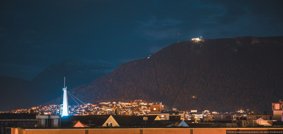 Et mektig skue over Fjellheisen og Tromsdalstinden - rett fra leiligheten!