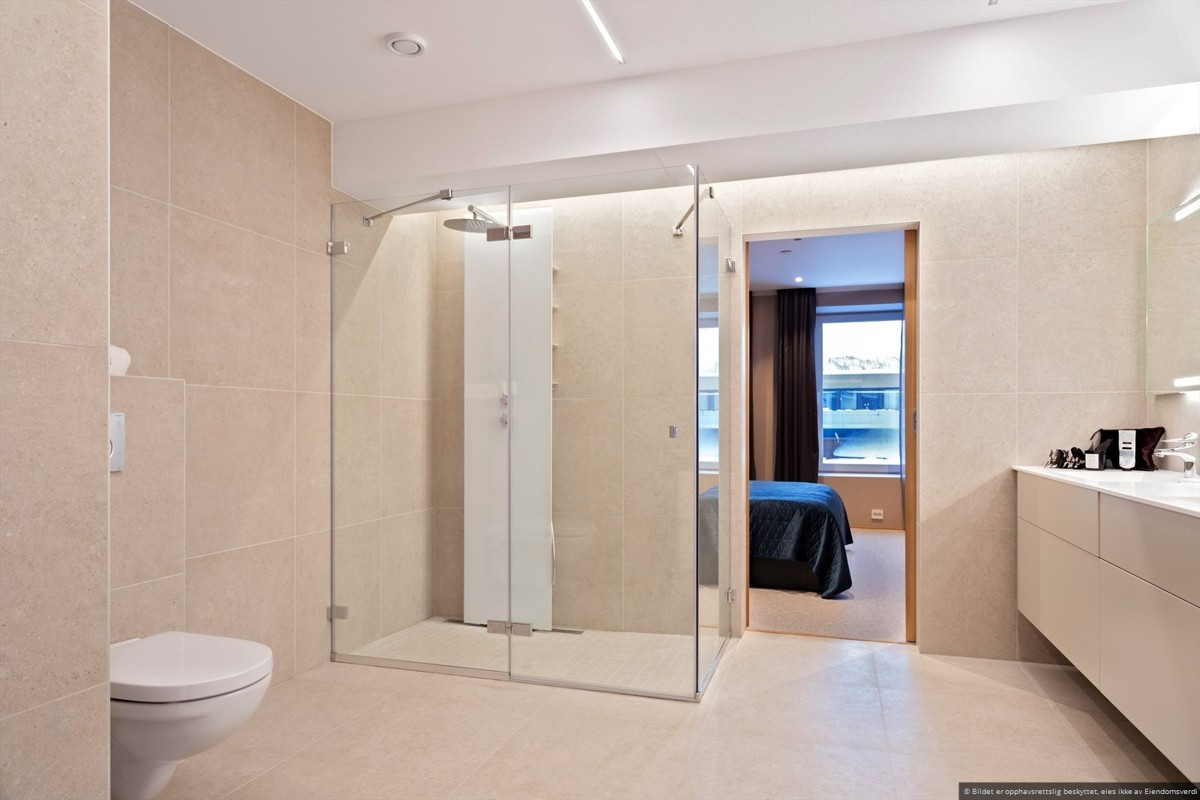 Fra badet har du inngang til master bedroom