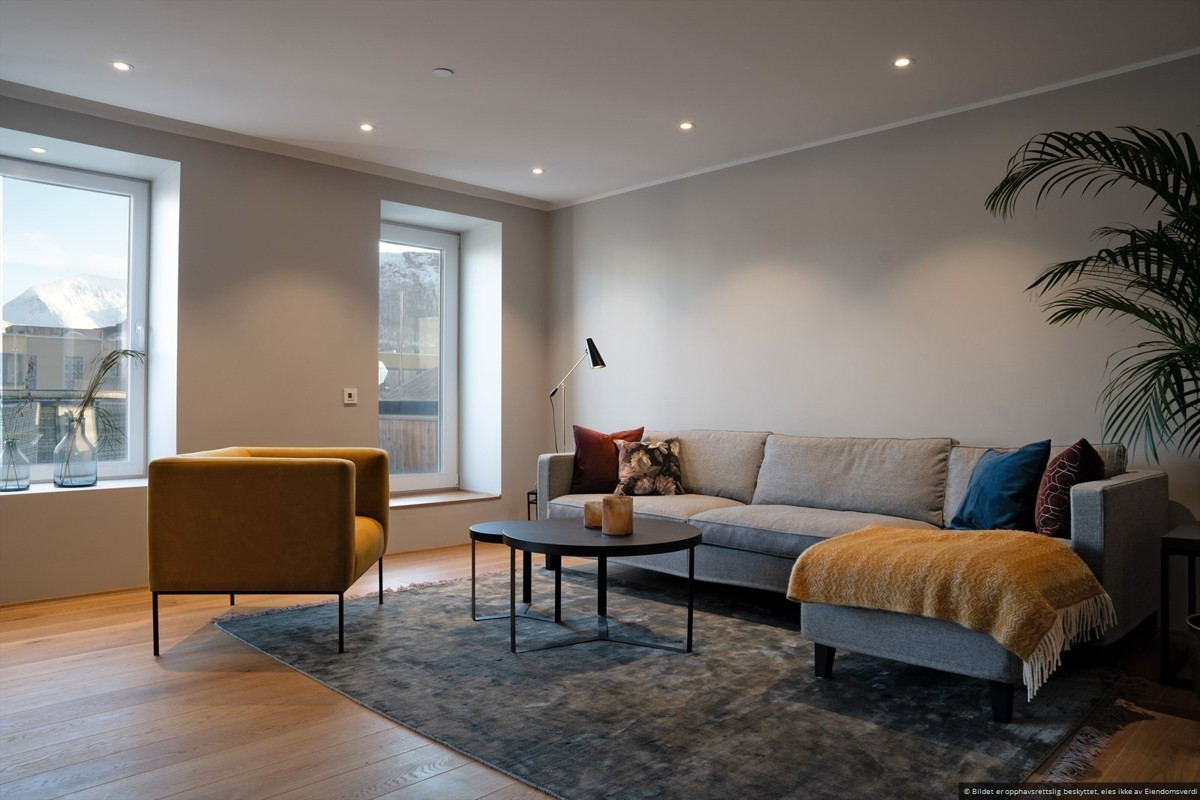 Downlights og gjemte lysskinner er gjennomgående i hele boligen