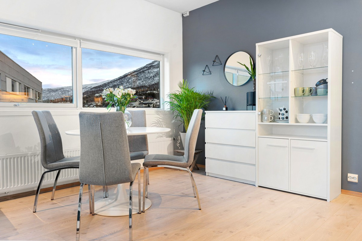 I det åpne rommet finner spisebordet sin naturlige plass