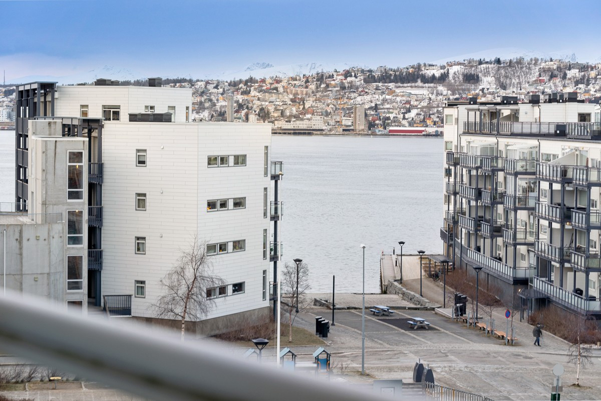 Du har utsikt mot Tromsøya og innseilingen til Tromsø fra leiligheten