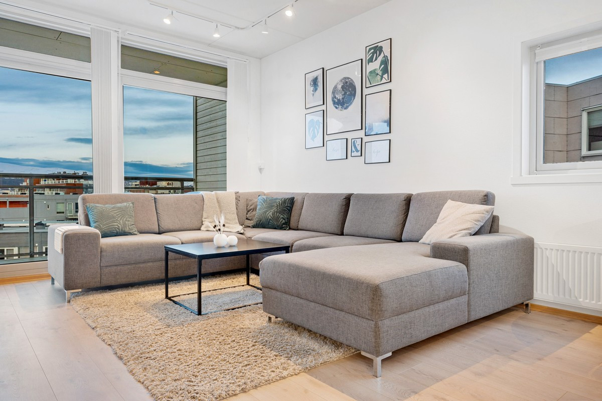 Romslig stue med god plass til stor sofakrok