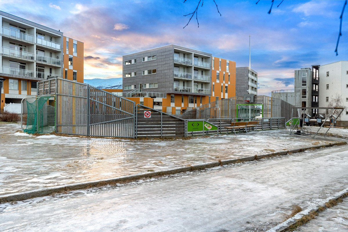 I nærområdet finner du aktiviteter som lekeplass og ballbinge