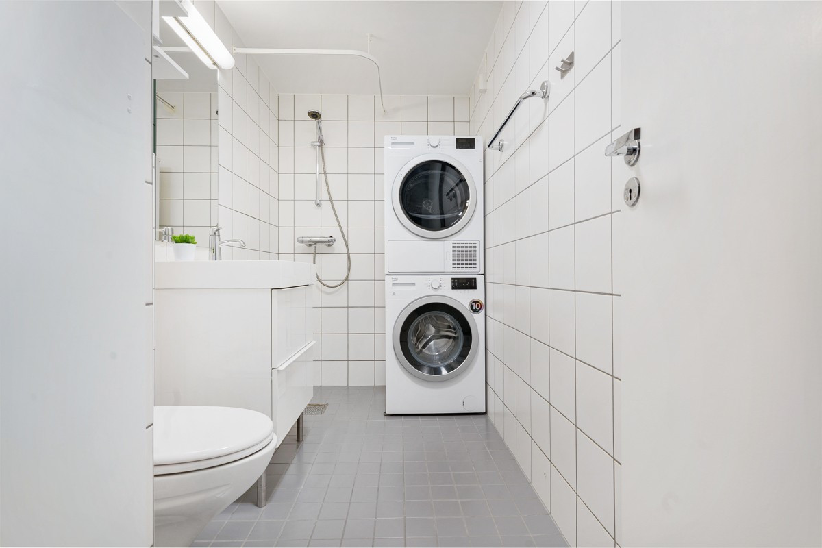 Badet er komplett flislagt med varme i gulv