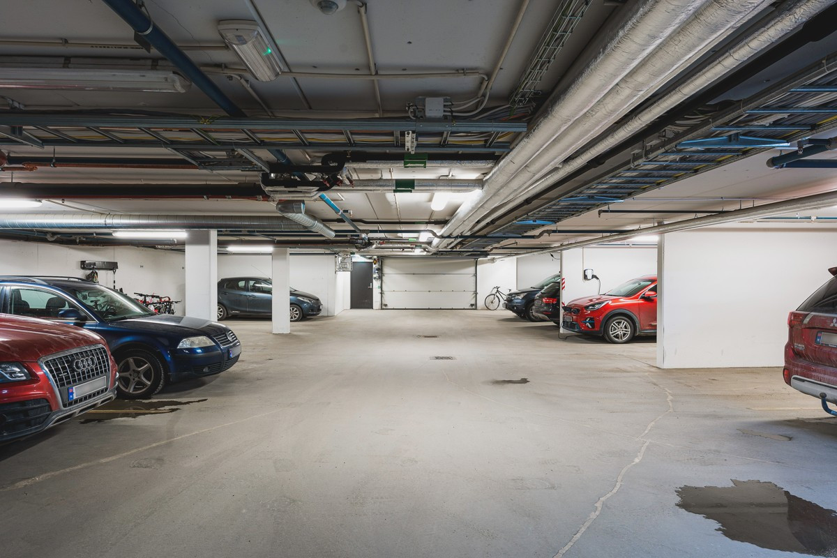 Leiligheten disponerer en fast parkeringsplass i felles garasjeanlegg