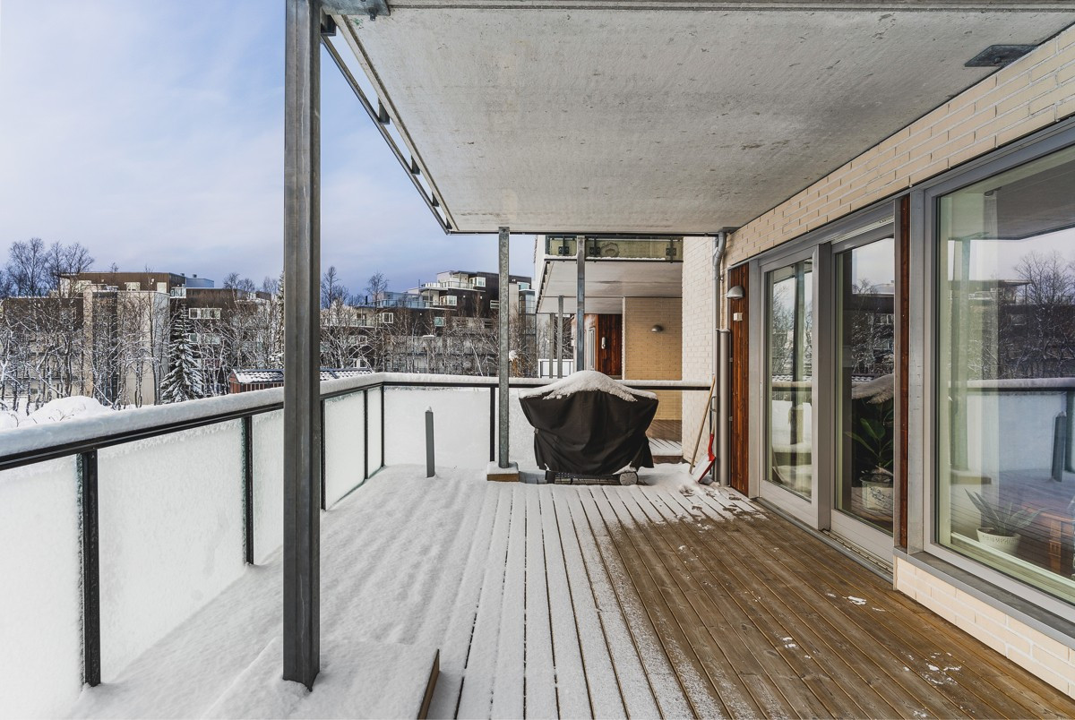 Stor overbygget terrasse med utgang fra stue